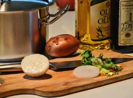 How to oil a cutting board for smooth slicing